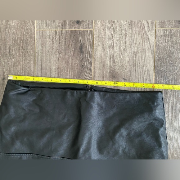 Black faux leather pencil skirt, zipper and clasp, slit in back size 11 - Picture 10 of 10